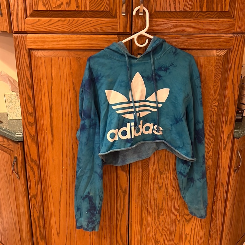 Cropped Adidas sweatshirt
